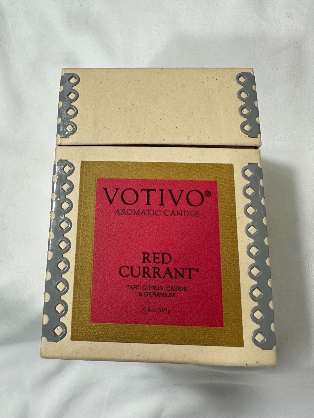 Votivo Red Currant 6.8 oz Aromatic Candle - New - Picture 3 of 8